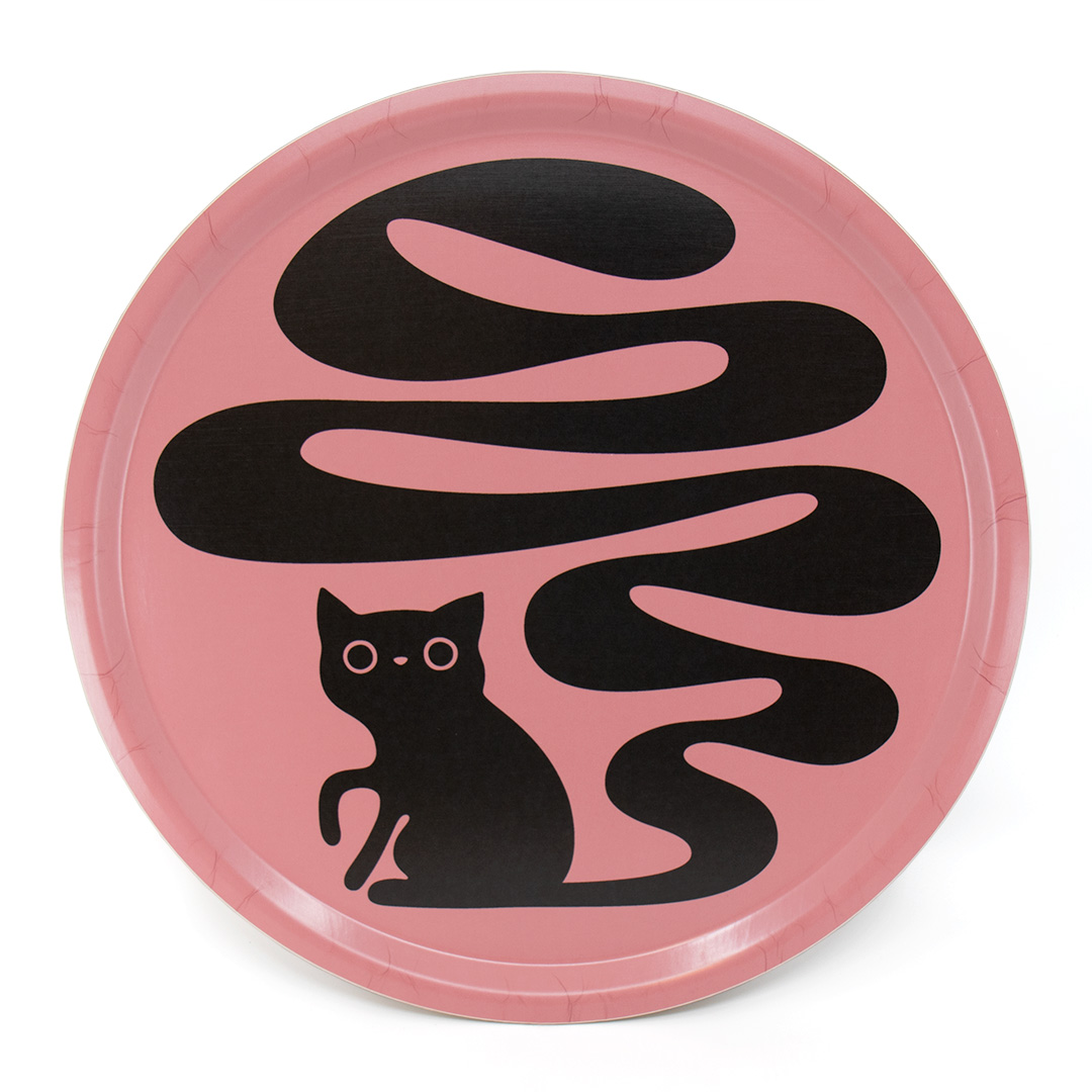 Rund rosa bricka med motivet Svanskatten – en svart katt med lång slingrande svans.