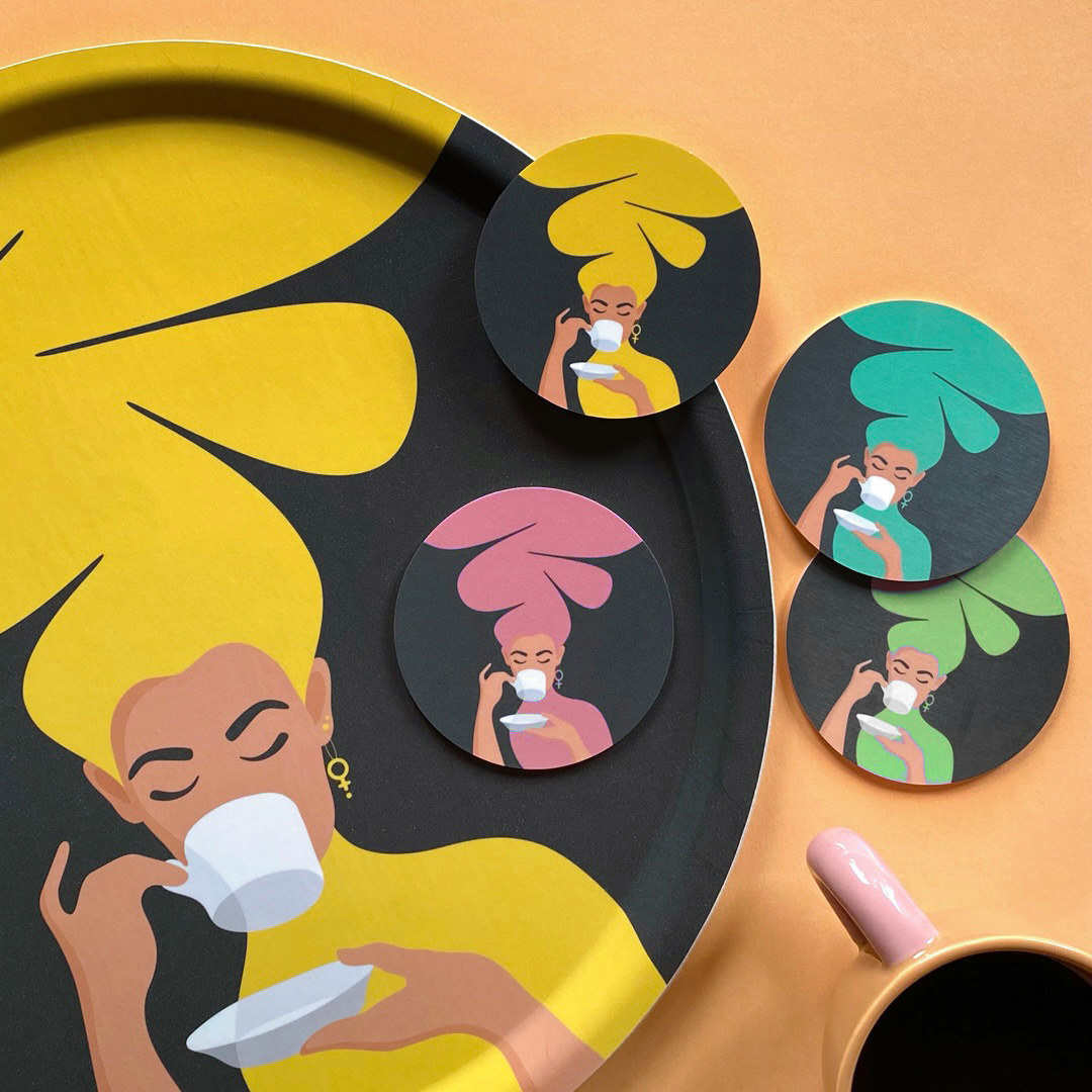 Bricka och fyra glasunderlägg / coasters med motivet Kaffekvinnan – en kvinna med stort bubbligt hår som njuter av en kopp kaffe. I örat bär hon en venussymbol. Färg: gul, rosa, turkos och grön..