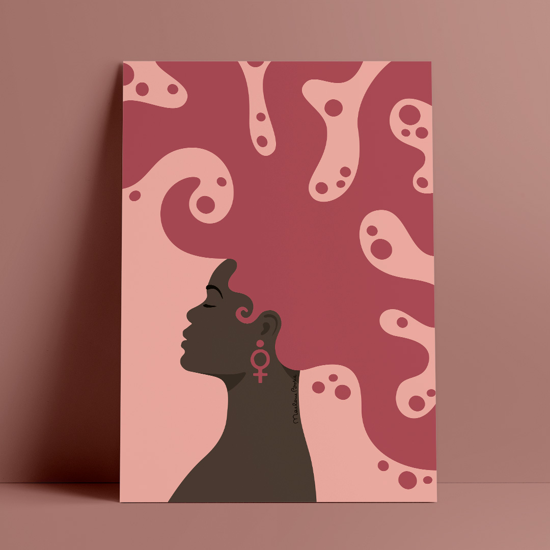 Poster med motivet Havsgudinnan – en stolt svart kvinna med stort lekfullt hår som ser ut som vatten. I örat bär hon ett stort örhänge i form av en venussymbol. Färg: rosa och röd.