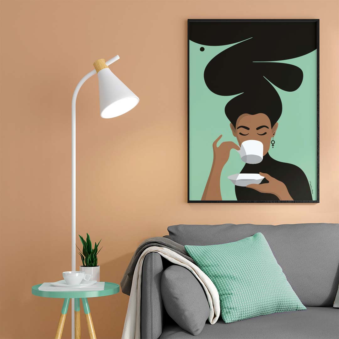 Print / poster med motivet Kaffekvinnan – en kvinna med stort bubbligt hår, en venussymbol i örat och som njuter av en kopp kaffe. Färg: mint.