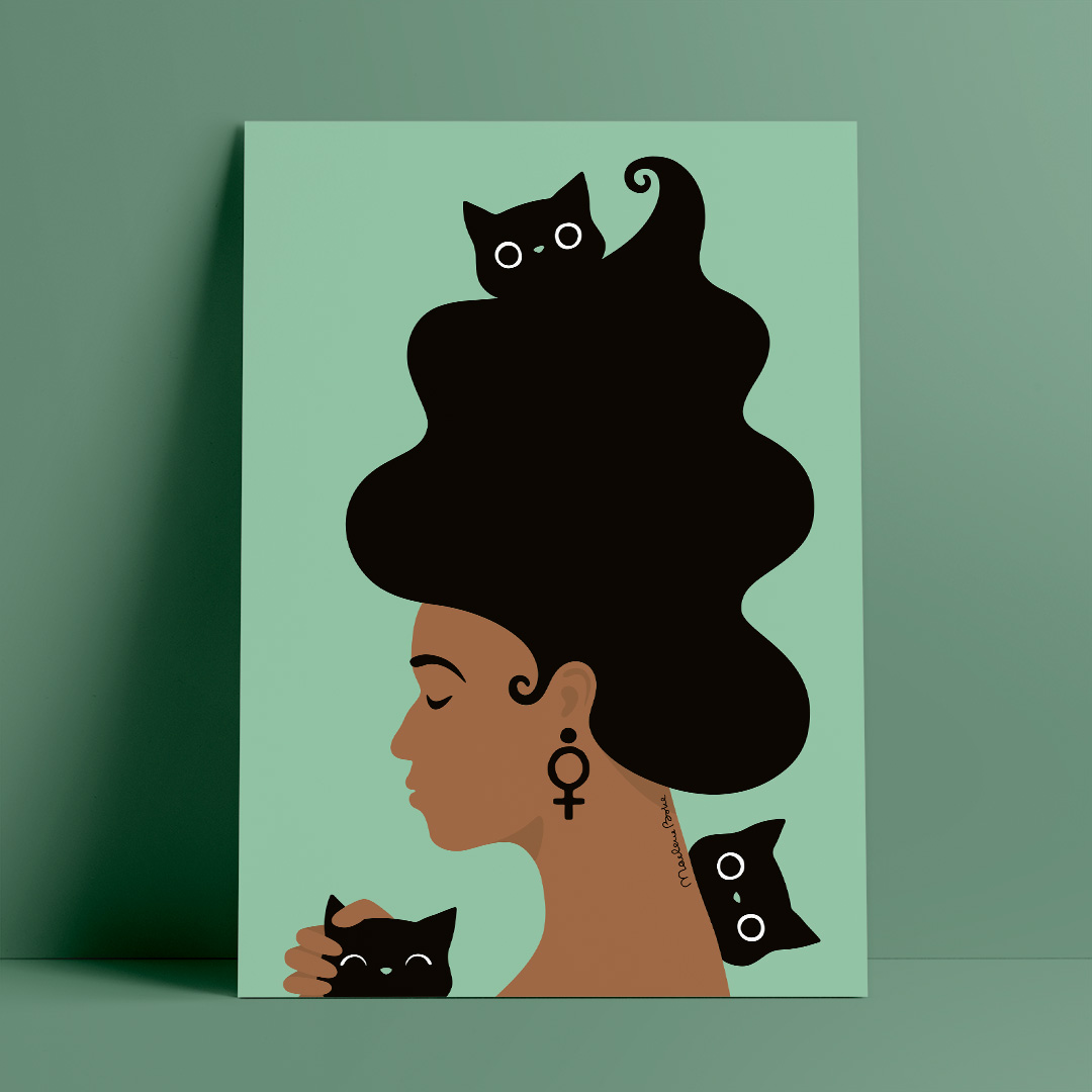 Poster / print med motivet Kattkvinnan – en kvinna med stort böljande hår som är omgiven av tre busiga katter. I örat bär hon en venussymbol. Färg: mint / turkos.
