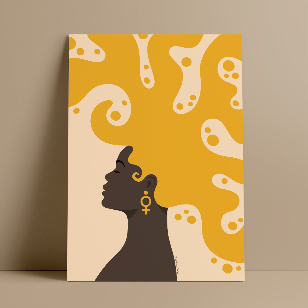 Poster med motivet Havsgudinnan – en stolt svart kvinna med stort lekfullt hår som ser ut som vatten. I örat bär hon ett stort örhänge i form av en venussymbol. Färg: senapsgul.