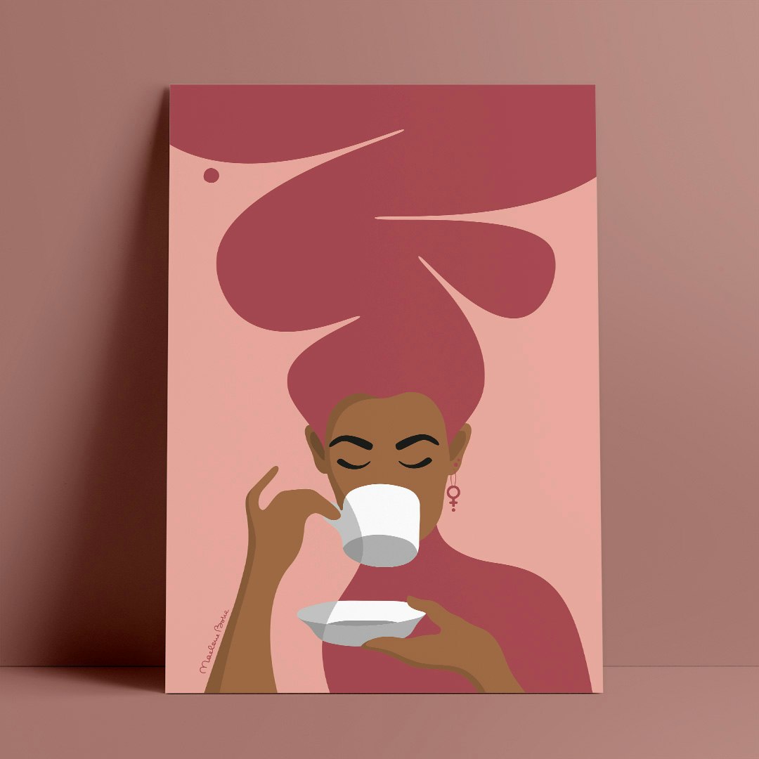 Print / poster med motivet Kaffekvinnan – en kvinna med stort bubbligt hår, en venussymbol i örat och som njuter av en kopp kaffe. Färg: röd och rosa.