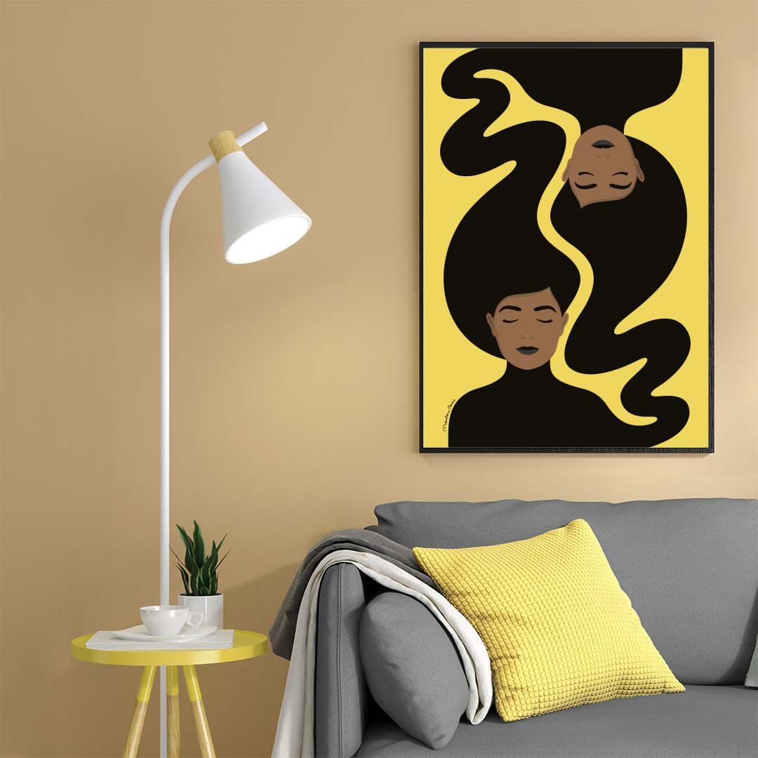 Gul poster med det grafiska motivet Soul Sisters. Inramat på vägg ovanför soffa.