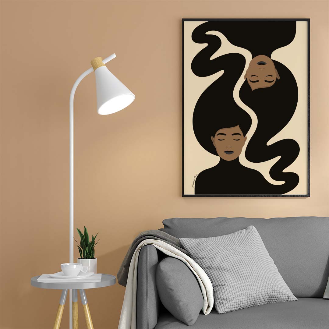 Poster med det grafiska motivet Soul Sisters. Inramat på vägg ovanför grå soffa. Färg: sand.