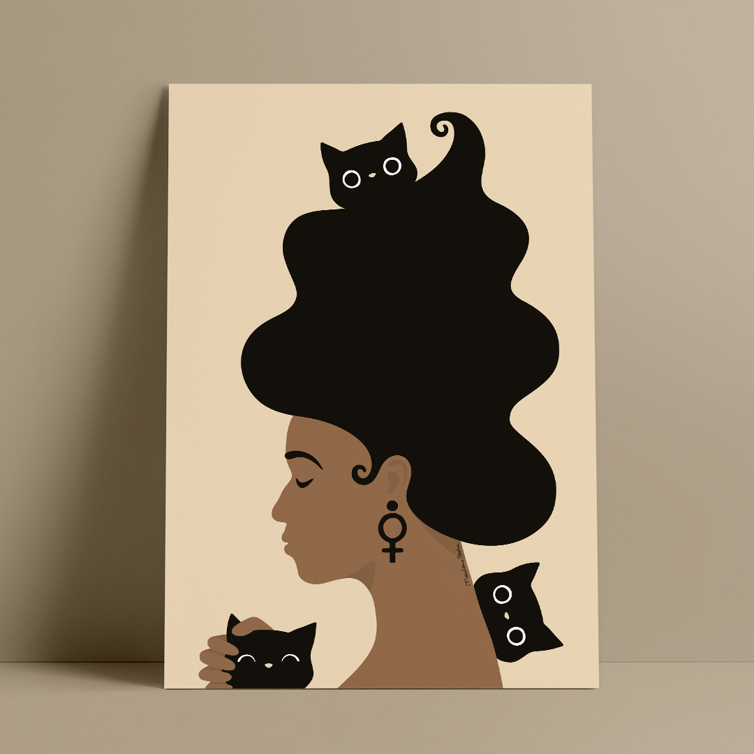 Poster / print med motivet Kattkvinnan – en kvinna med stort böljande hår som är omgiven av tre busiga katter. I örat bär hon en venussymbol. Färg: sand / beige.