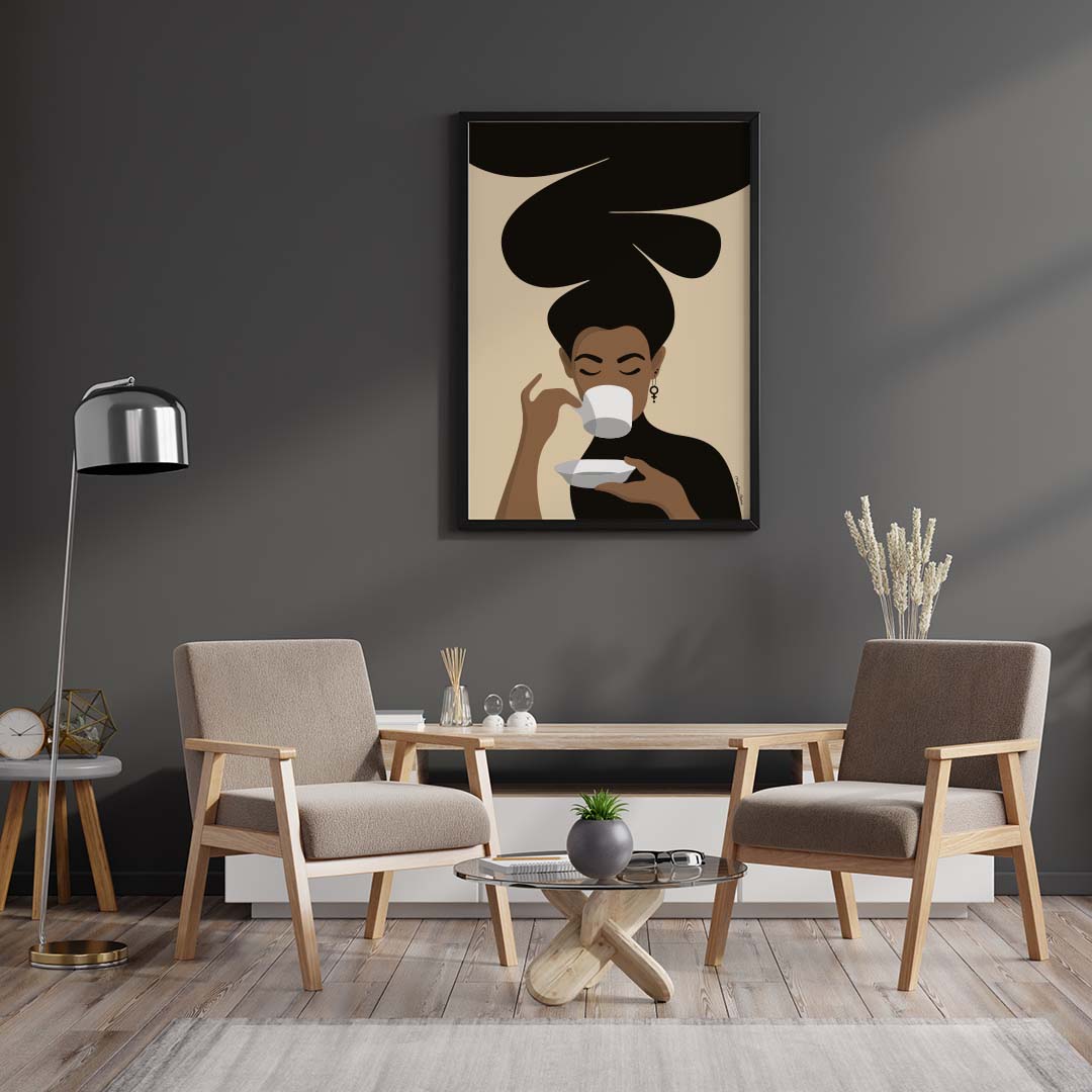 Print / poster med motivet Kaffekvinnan – en kvinna med stort bubbligt hår, en venussymbol i örat och som njuter av en kopp kaffe.