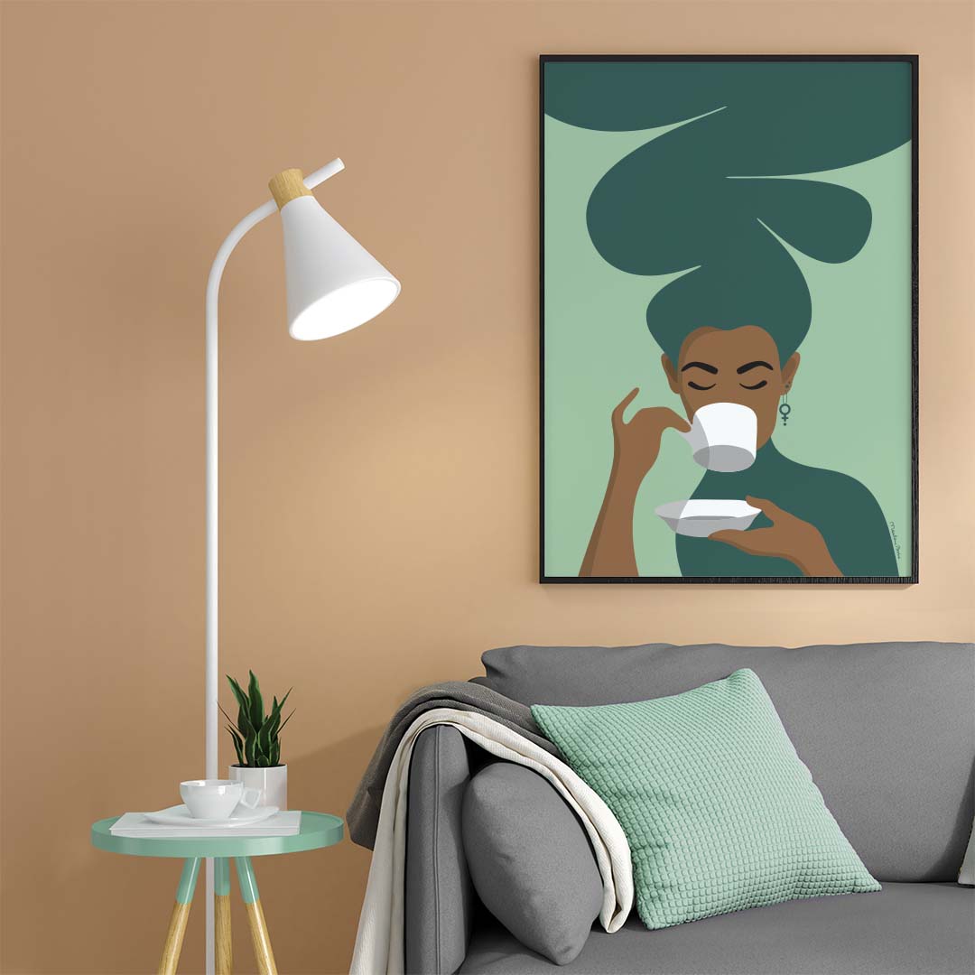 Print / poster med motivet Kaffekvinnan – en kvinna med stort bubbligt hår, en venussymbol i örat och som njuter av en kopp kaffe. Färg: petrol och mint / mintgrön.