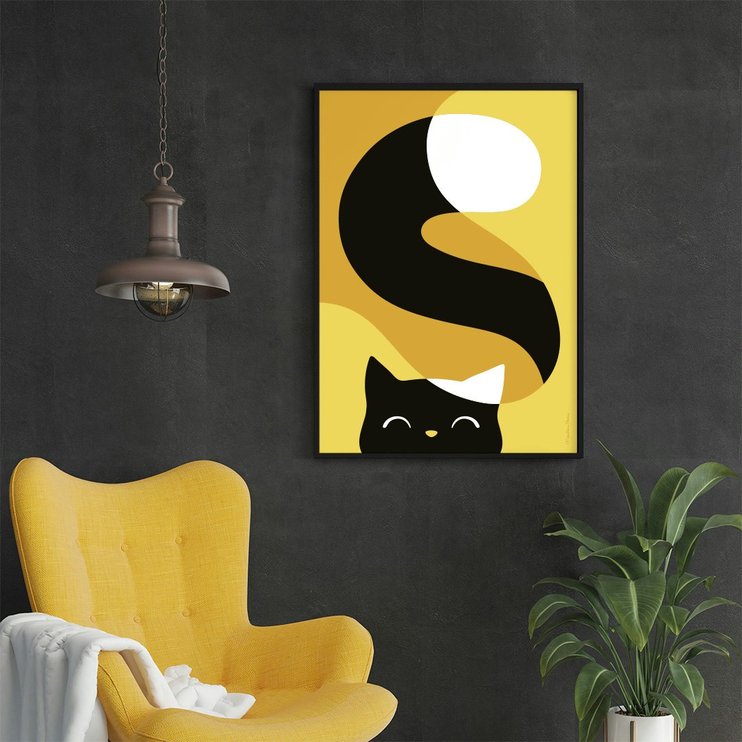 Poster med motivet Glad katt – en svartvit katt som kikar fram och som har en lång slingrande svans. Här inramad ovanför en gul fålölj. Färg: gul och senapsgul / orange.