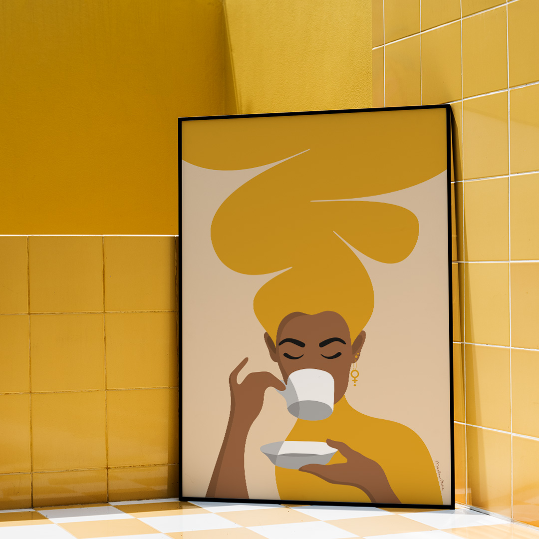Print / poster med motivet Kaffekvinnan – en kvinna med stort bubbligt hår, en venussymbol i örat och som njuter av en kopp kaffe. Färg: senapsgul.