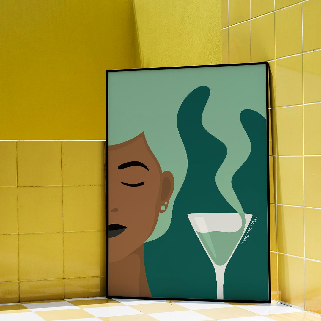 Poster med det grafiska motivet Tipsy – här i en version med en cocktail. Inramad i gult badrum. Färg: mint och petrol.