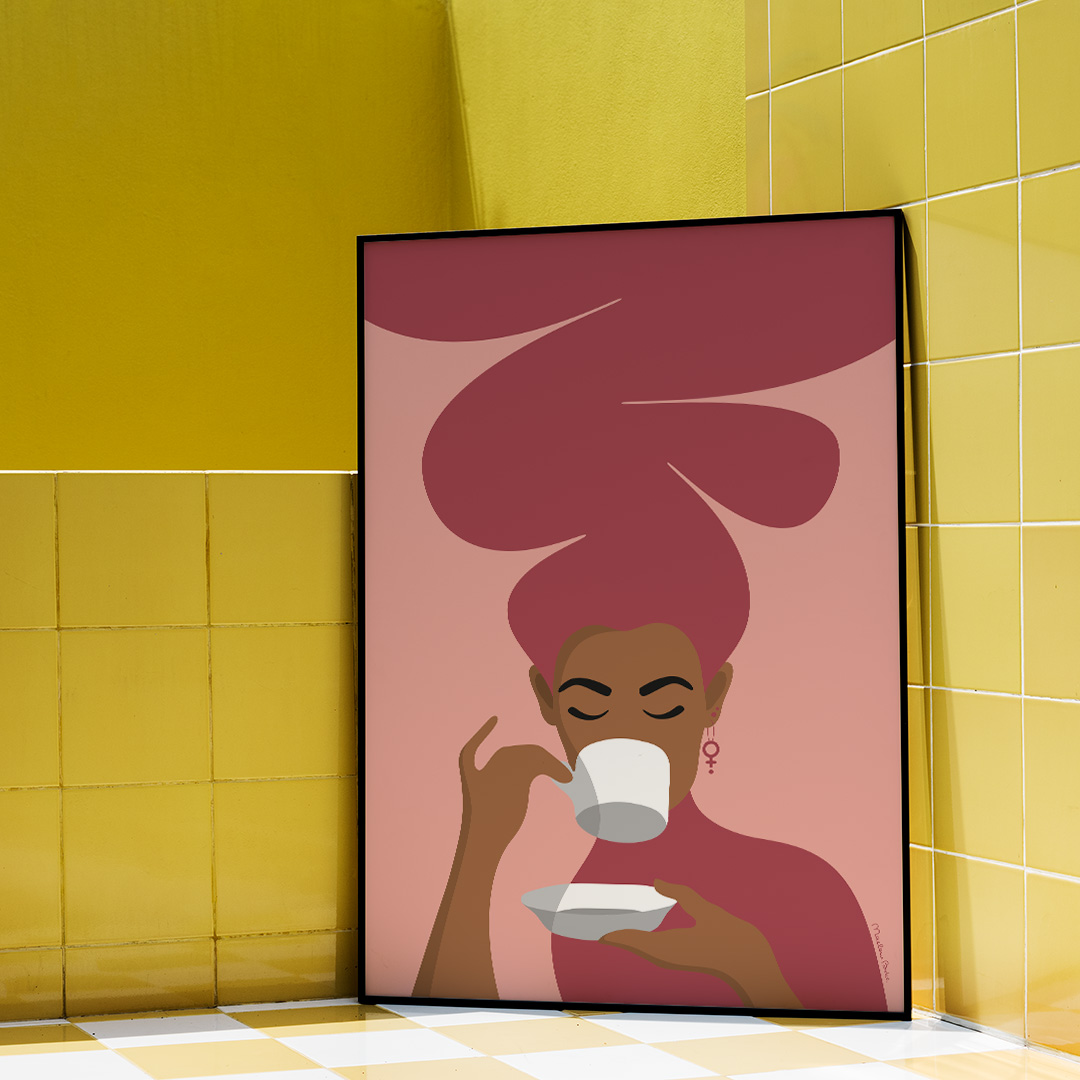Print / poster med motivet Kaffekvinnan – en kvinna med stort bubbligt hår, en venussymbol i örat och som njuter av en kopp kaffe. Färg: rosa och hallonröd.