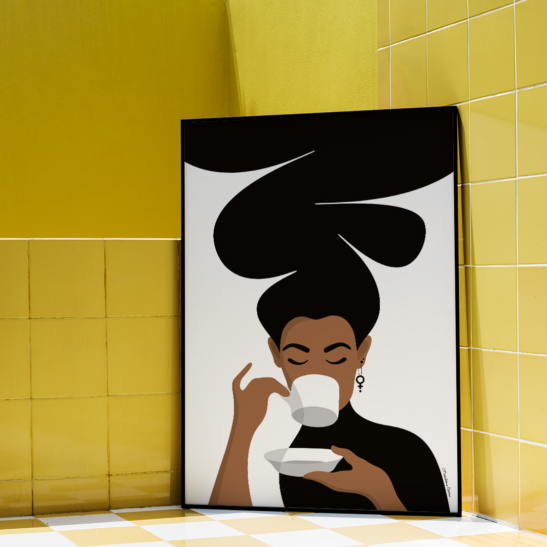Poster med motivet Kaffekvinnan – en kvinna med stort bubbligt hår, en venussymbol i örat och som njuter av en kopp kaffe. Färg: svartvit.