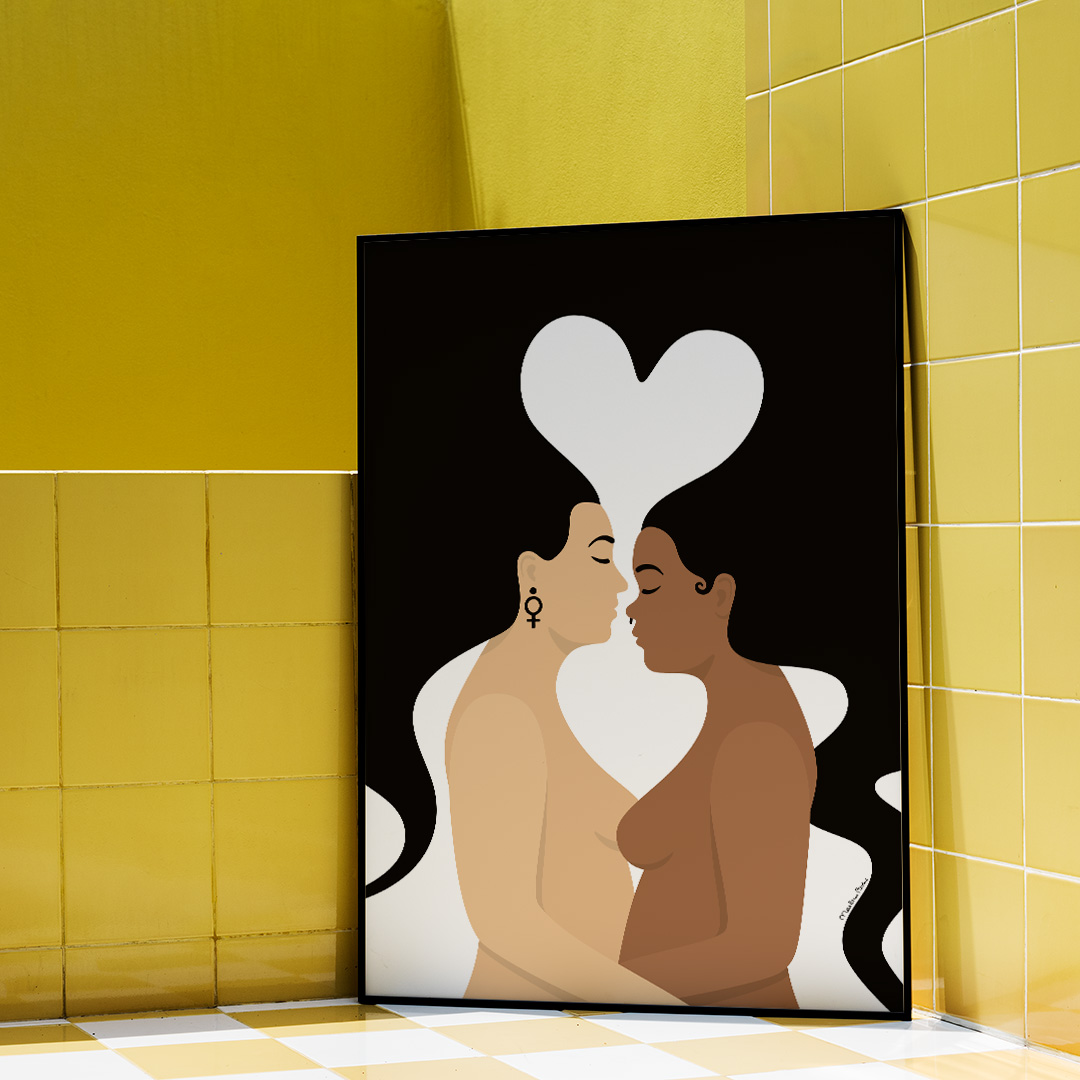 Poster med motivet Kärlek – två kvinnor som omfamnar varandra och vilkas hår är sammanflätat och formar ett hjärta. Färg: svartvit.