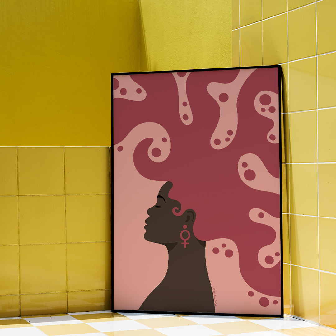 Poster med motivet Havsgudinnan – en stolt svart kvinna med venussymbol i örat och stort lekfullt hår som ser ut som vatten. Inramad i gult badrum. Färg: rosa och röd.