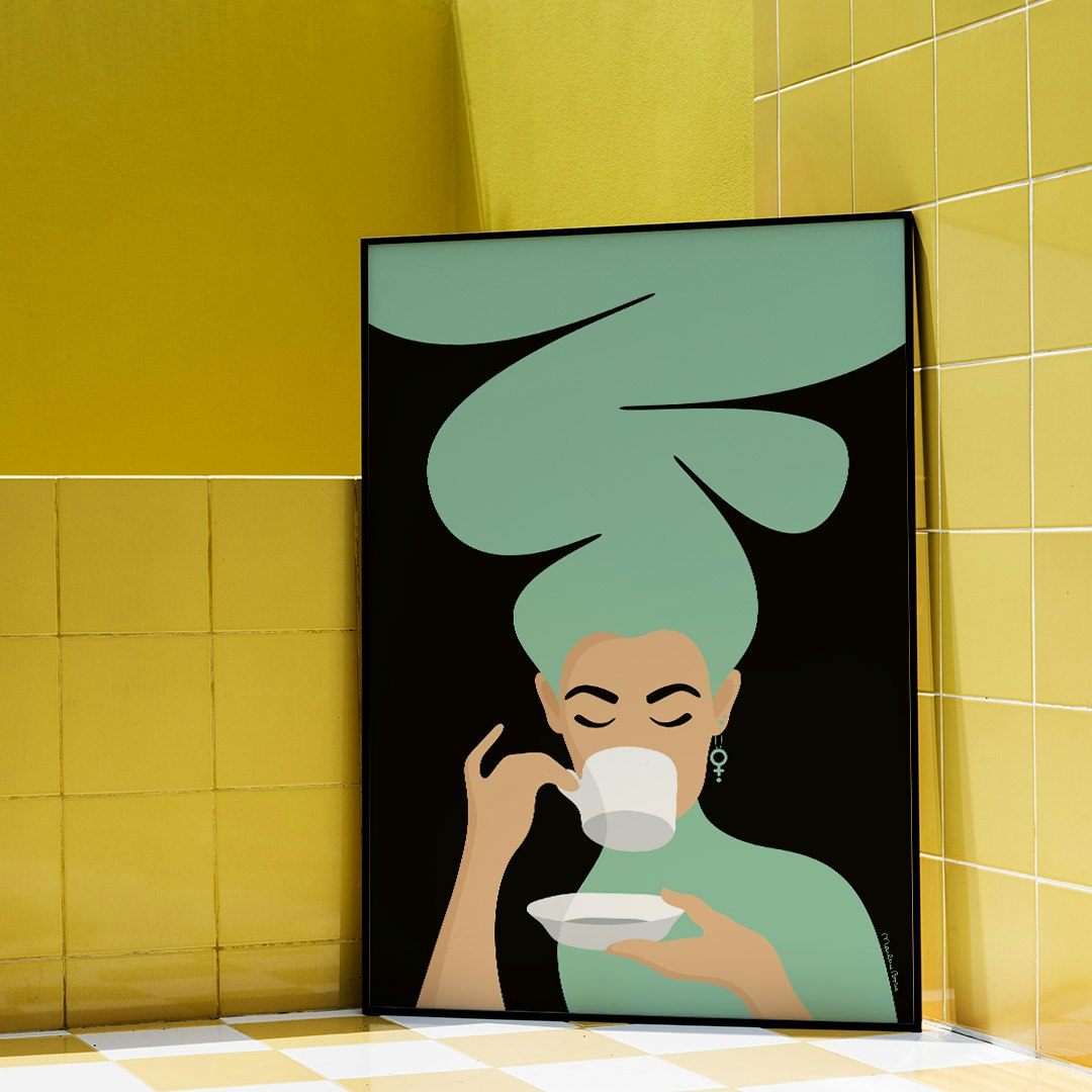 Print / poster med motivet Kaffekvinnan – en kvinna med stort bubbligt hår, en venussymbol i örat och som njuter av en kopp kaffe. Inramad i gult badrum. Färg: mint / turkos.