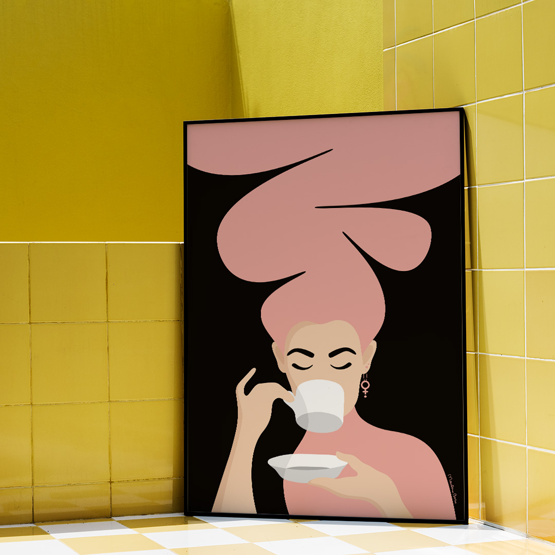 Print / poster med motivet Kaffekvinnan – en kvinna med stort bubbligt hår, en venussymbol i örat och som njuter av en kopp kaffe. Inramad i rosa badrum. Färg: rosa.
