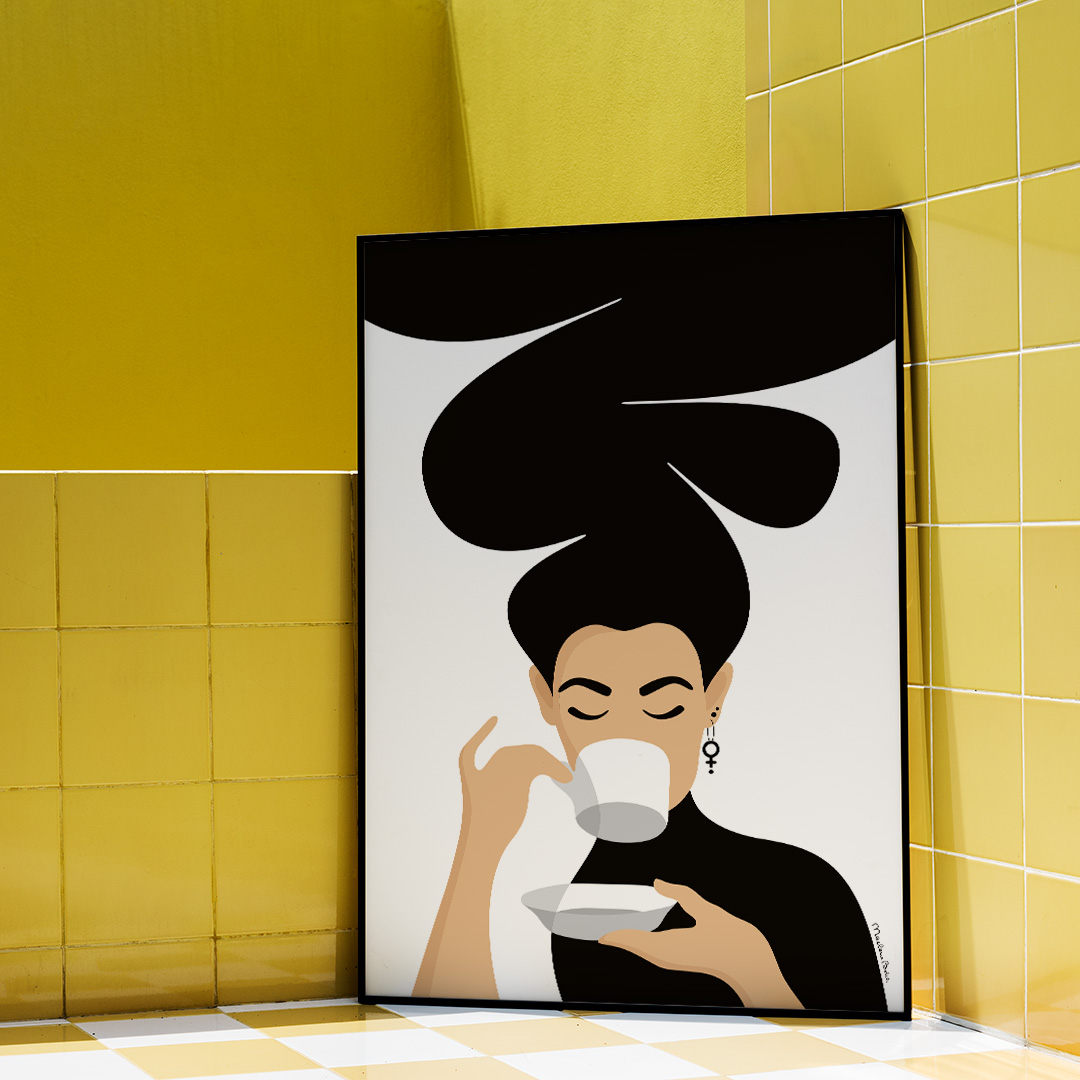 Print / poster med motivet Kaffekvinnan – en kvinna med stort bubbligt hår, en venussymbol i örat och som njuter av en kopp kaffe. Inramad i gult badrum. Färg: svartvit