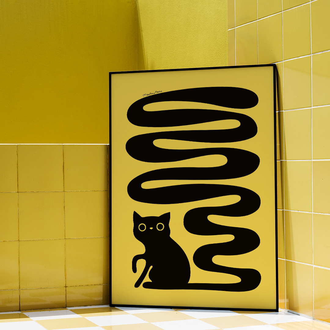 Poster med motivet Svanskatten – en katt med lång slingrande svans. Inramad i gult badrum. Färg: gul.