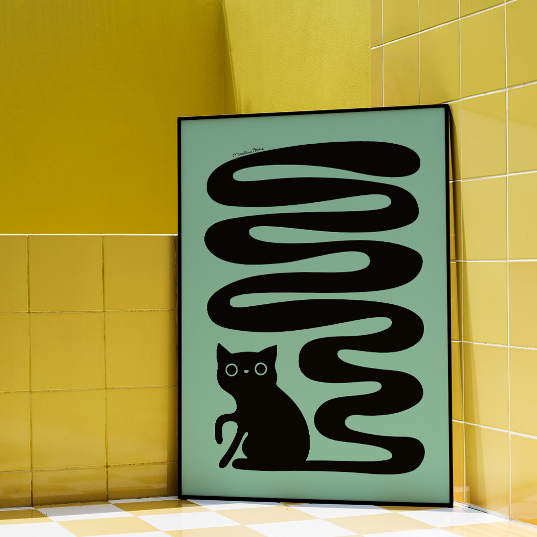 Poster med motivet Svanskatten – en katt med lång slingrande svans. Inramad i gult badrum. Färg: mint.