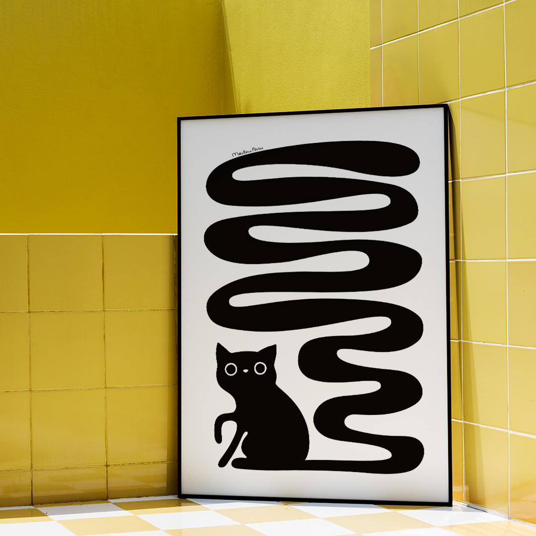 Poster med motivet Svanskatten – en katt med lång slingrande svans. Inramad i gult badrum. Färg: svartvit.