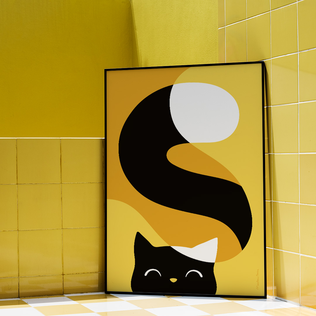 Poster med motivet Glad katt – en svartvit katt som kikar fram och som har en lång slingrande svans. Inramad i gult badrum. Färg: gul och senapsgul / orange.