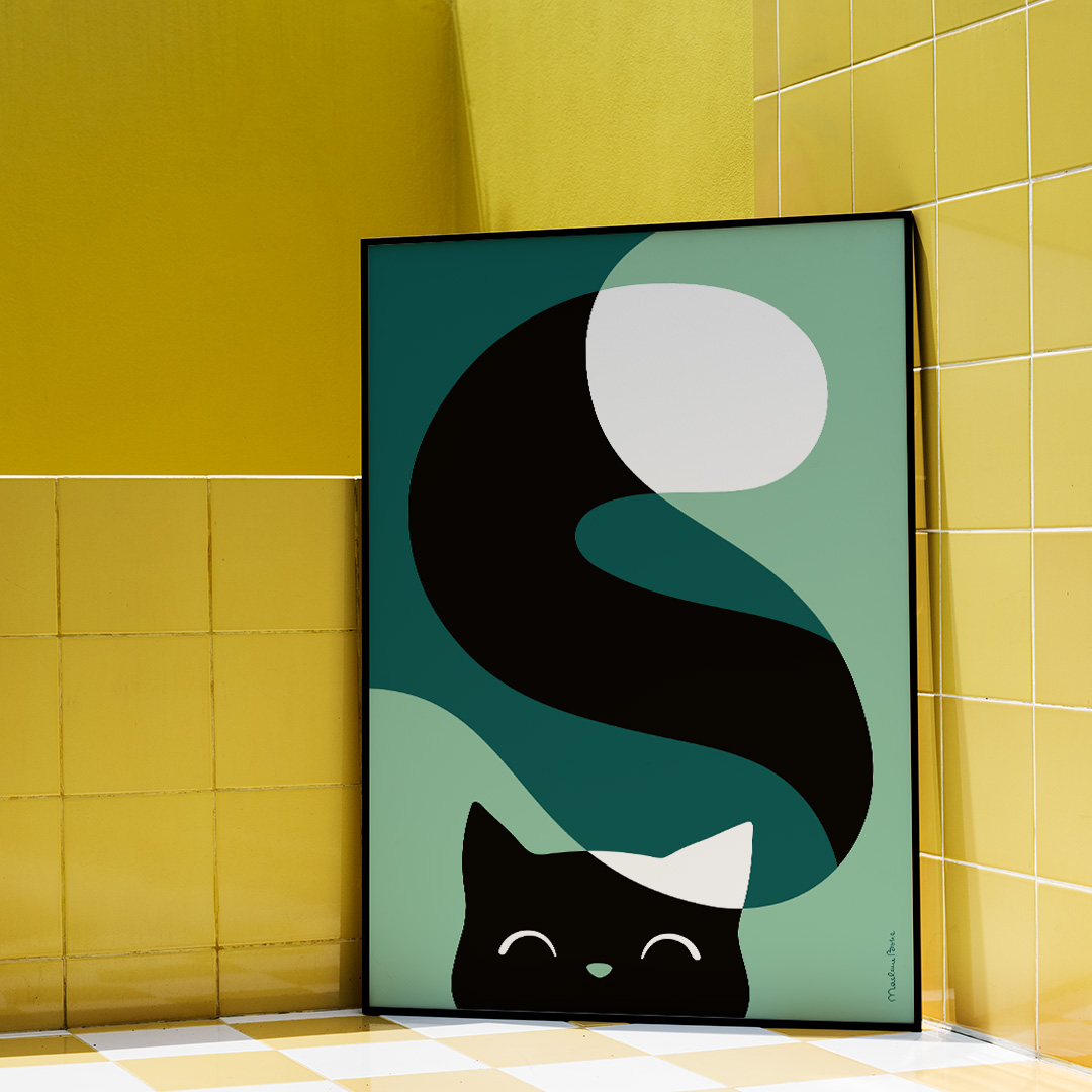 Poster med motivet Glad katt – en svartvit katt som kikar fram och som har en lång slingrande svans. Inramad i gult badrum. Färg: mint och petrol.