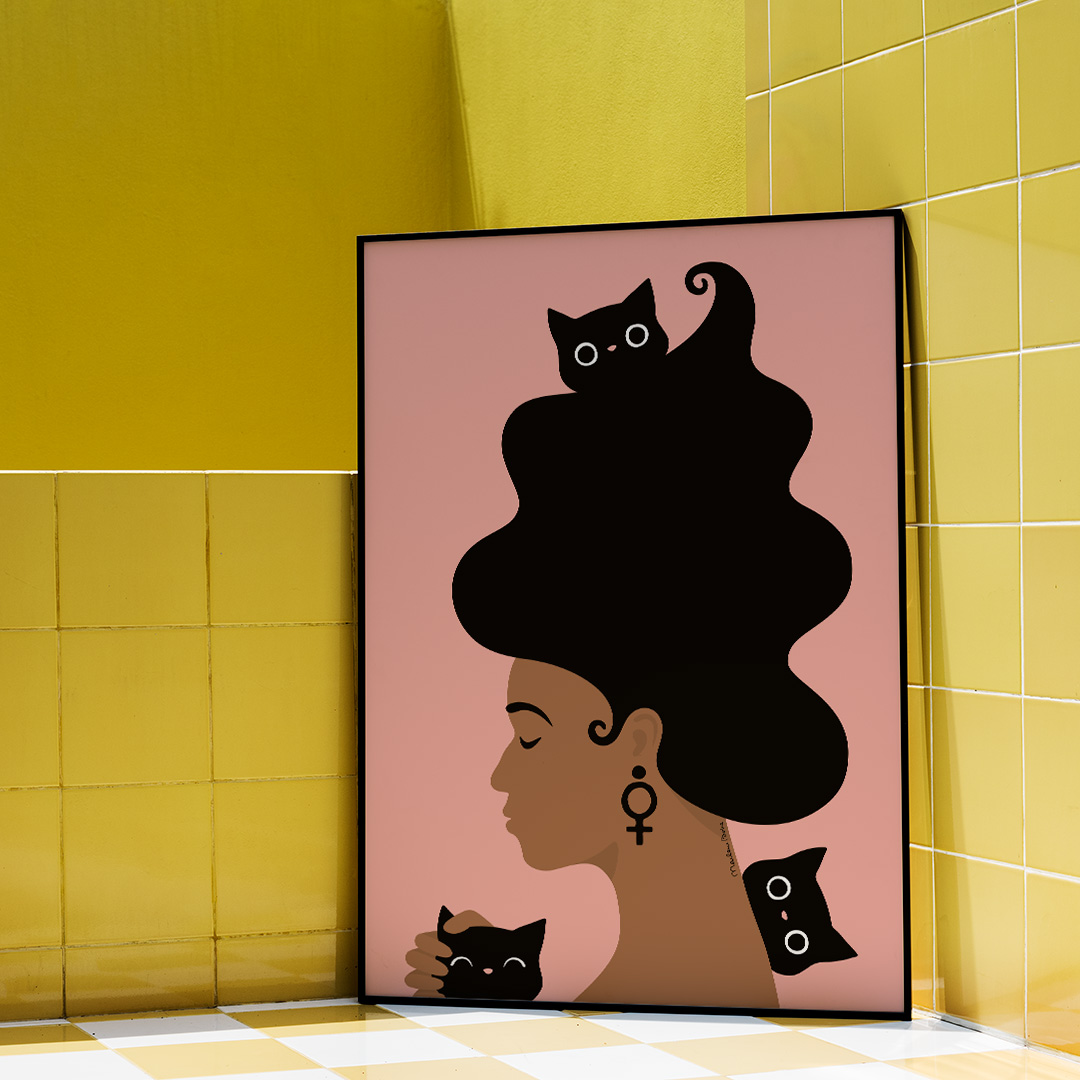 Poster / print med motivet Kattkvinnan – en kvinna med stort böljande hår som är omgiven av tre busiga katter. I örat bär hon en venussymbol. Inramad i gult badrum. Färg: rosa.