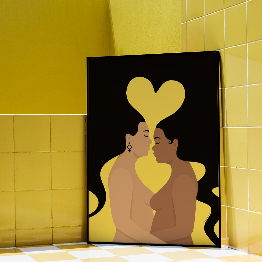 Poster med motivet Kärlek – två kvinnor som omfamnar varandra och vilkas hår är sammanflätat och formar ett hjärta. Inramad i gult badrum. Färg: gul.