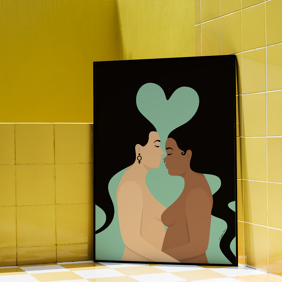 Poster med motivet Kärlek – två kvinnor som omfamnar varandra och vilkas hår är sammanflätat och formar ett hjärta. Inramad i gult badrum. Färg: mint.
