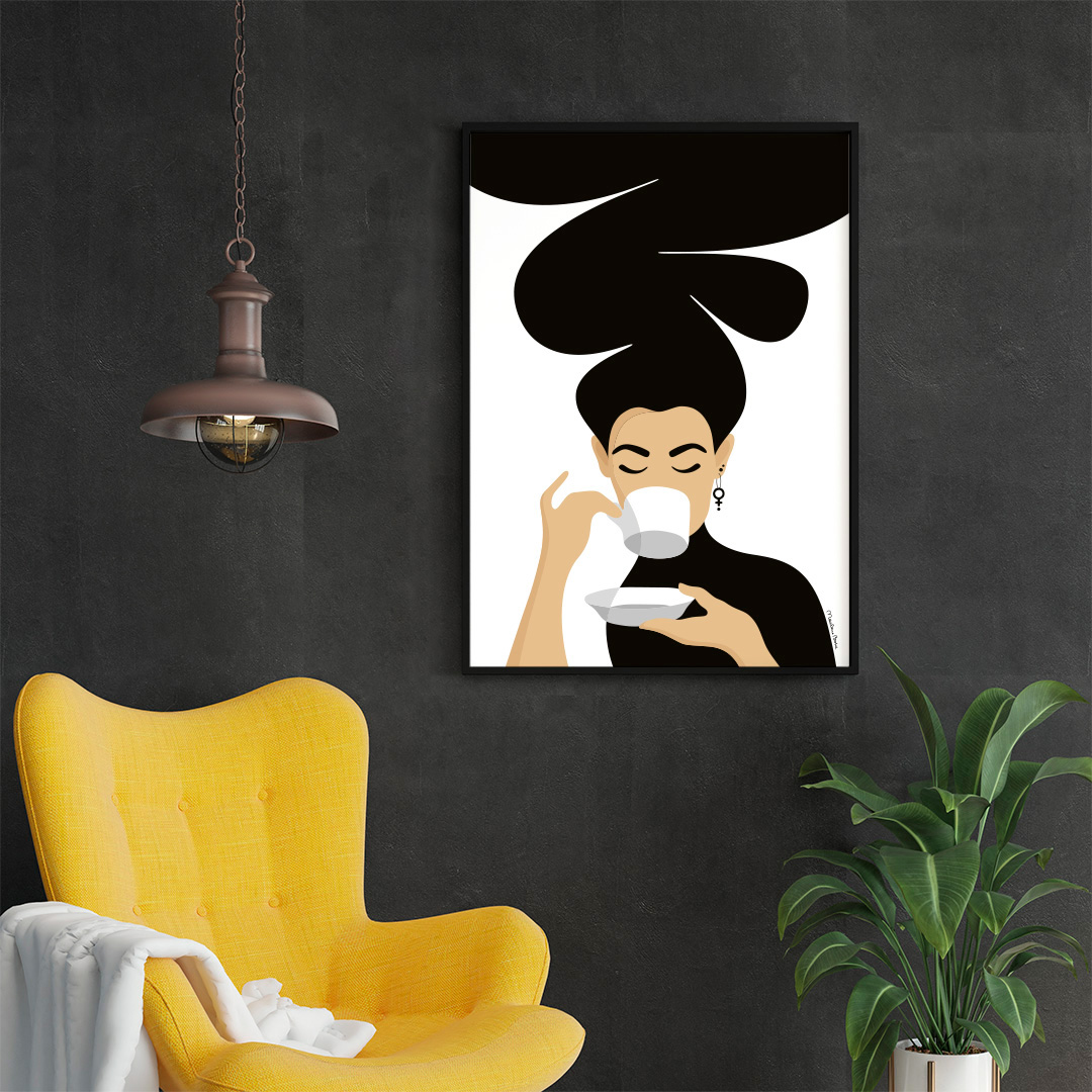 Print / poster med motivet Kaffekvinnan – en kvinna med stort bubbligt hår, en venussymbol i örat och som njuter av en kopp kaffe. Här inramad på en grå vägg med en gul fåtölj bredvid. Färg: svartvit.
