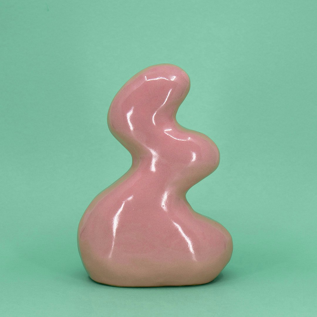 Handgjord keramik skulptur med mjuka former. Färg: rosa.