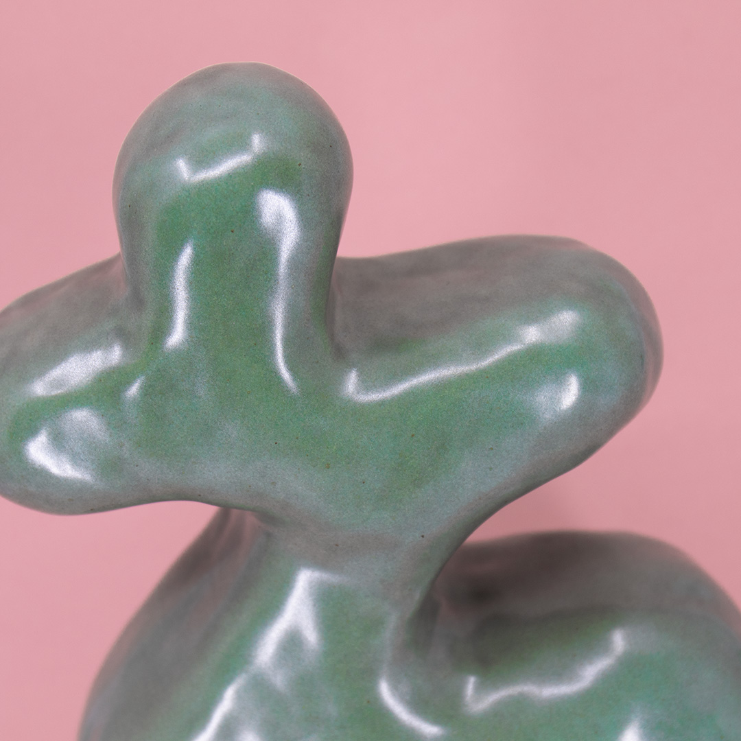 Handgjord keramik skulptur med mjuka former. Färg: mintgrön.