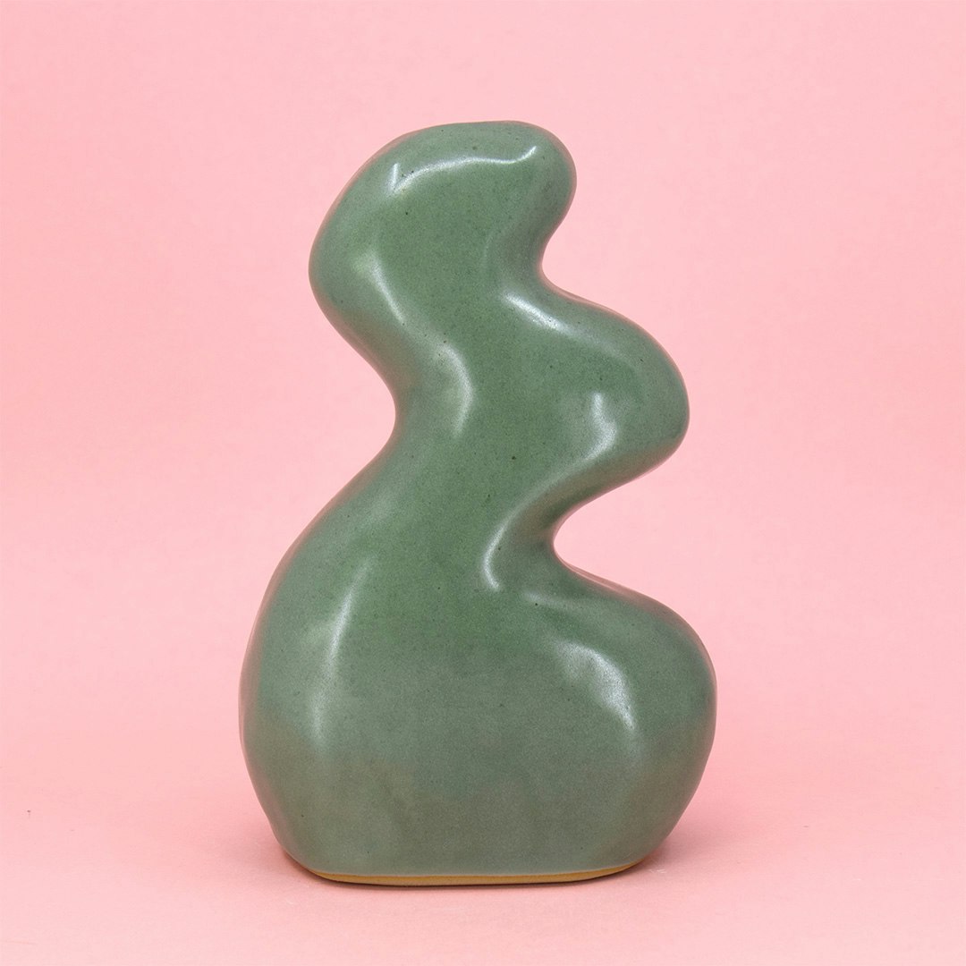 Handgjord keramik vas med mjuka former. Färg: mintgrön.