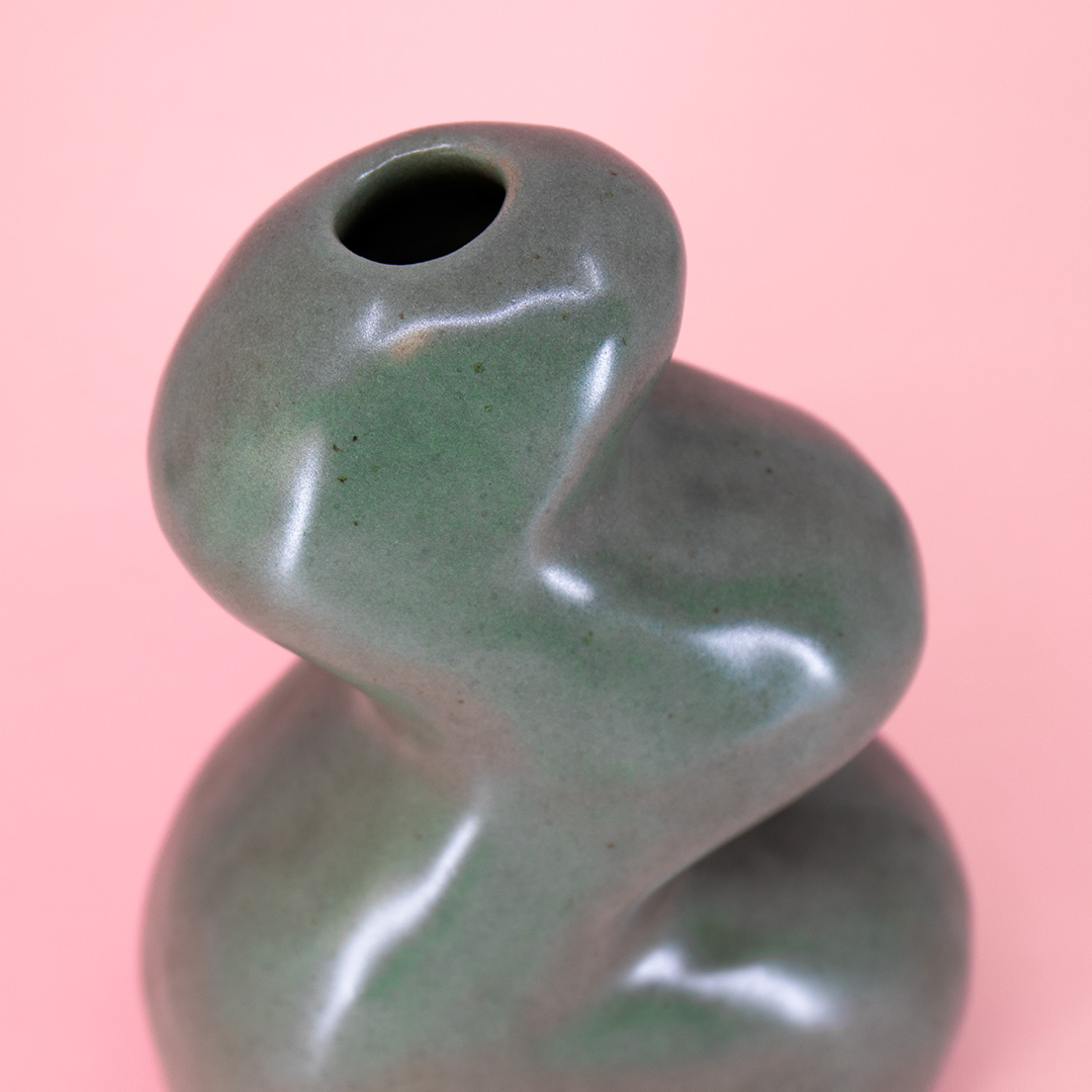 Handgjord keramik vas med mjuka former. Färg: mintgrön.