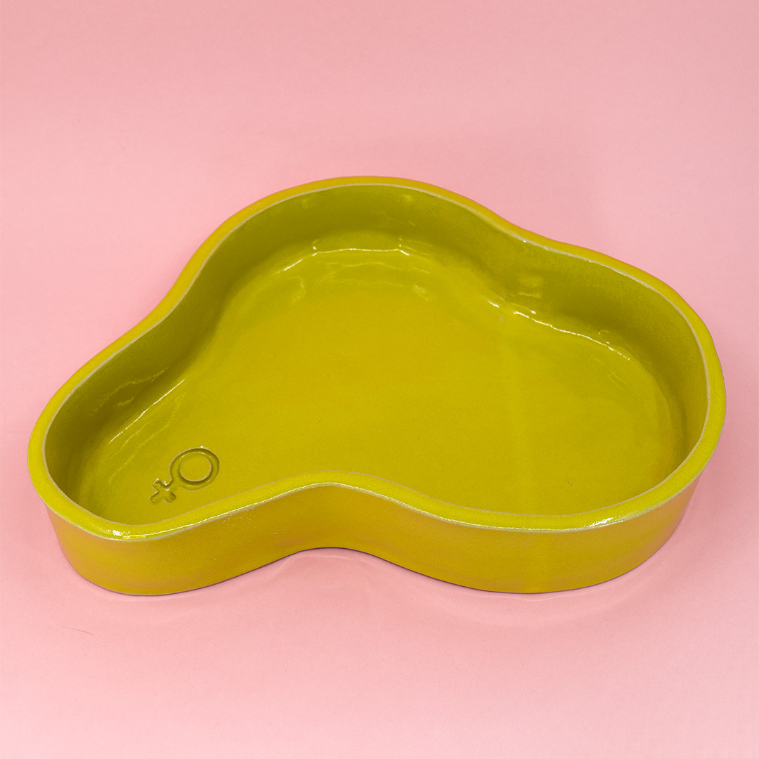 Handgjort keramikfat med präglad venussymbol och mjuka former. Färg: gul.