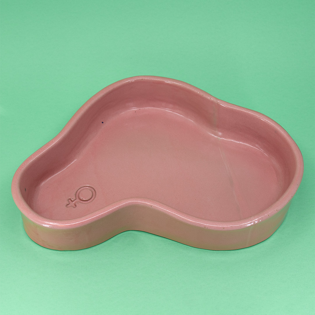 Handgjort keramikfat med präglad venussymbol och mjuka former. Färg: rosa.