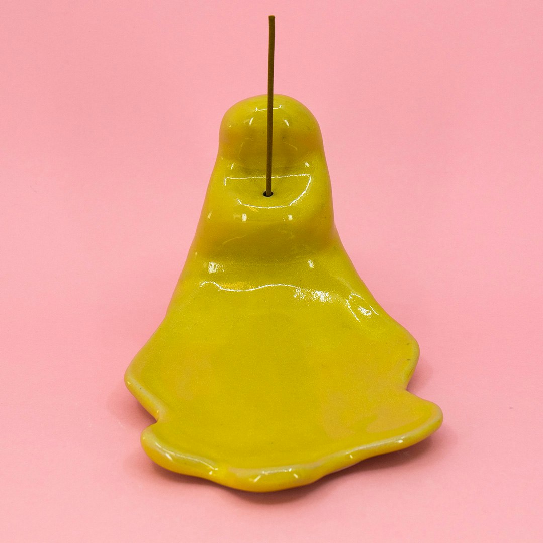 Handgjord och unik keramik rökelsehållare med mjuka former. Färg: gul.
