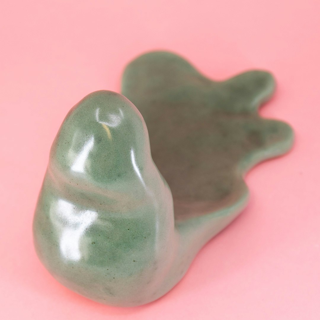 Handgjord och unik keramik rökelsehållare med mjuka former. Färg: mintgrön.