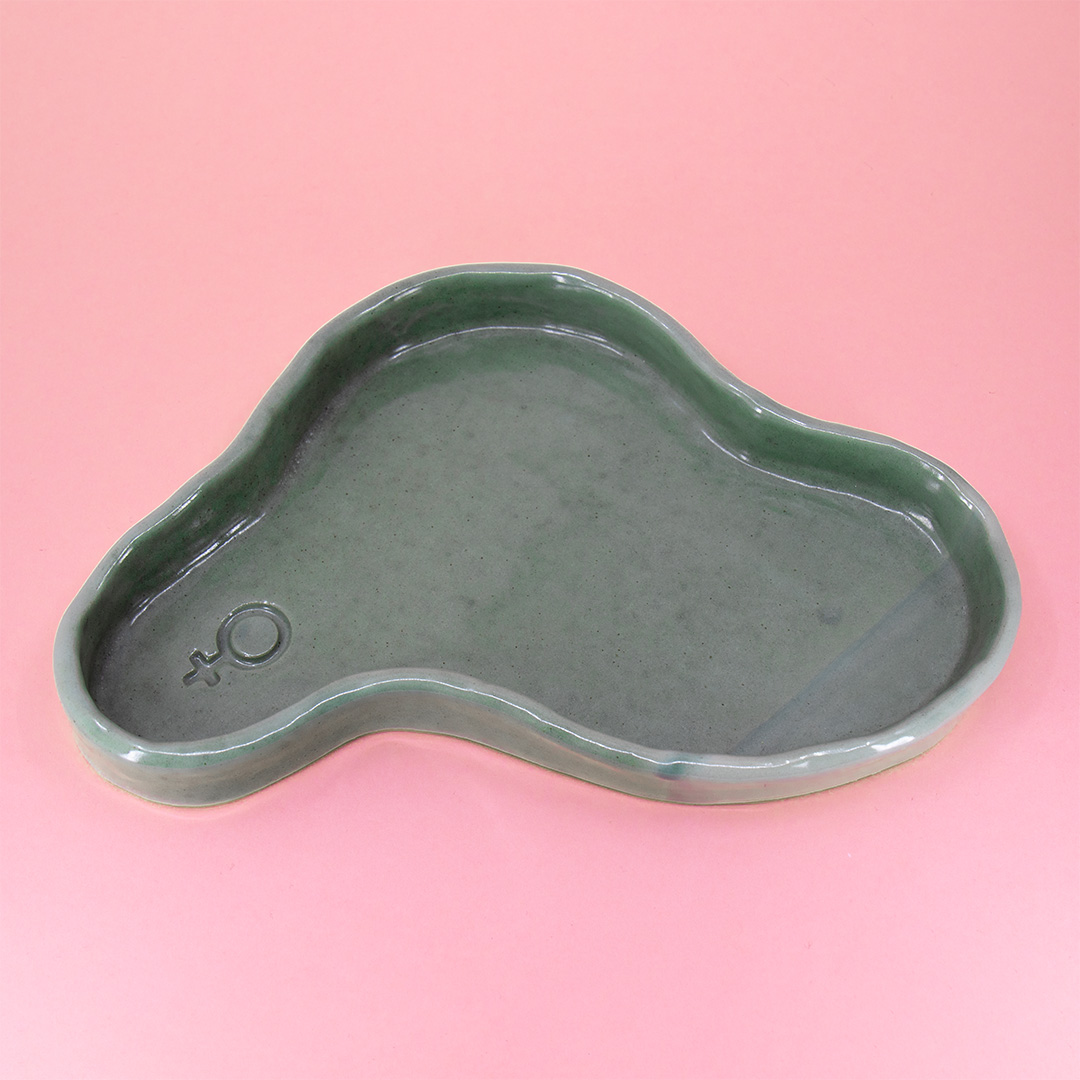 Handgjort keramikfat med präglad venussymbol och mjuka former. Färg: mintgrön.