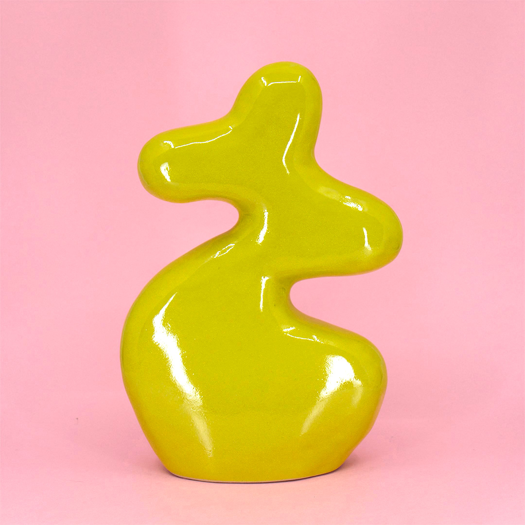 Handgjord keramik skulptur med mjuka former. Färg: gul.