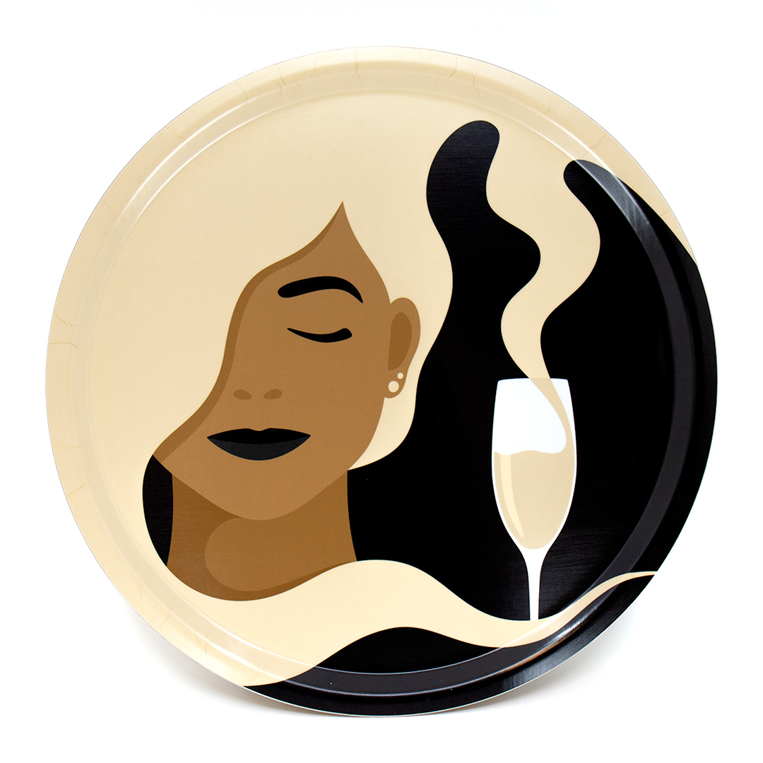 Rund bricka med motivet Tipsy – en kvinna vars hår blir till champagne som rinner ner i hennes champagneglas. Färg: sand och svart.