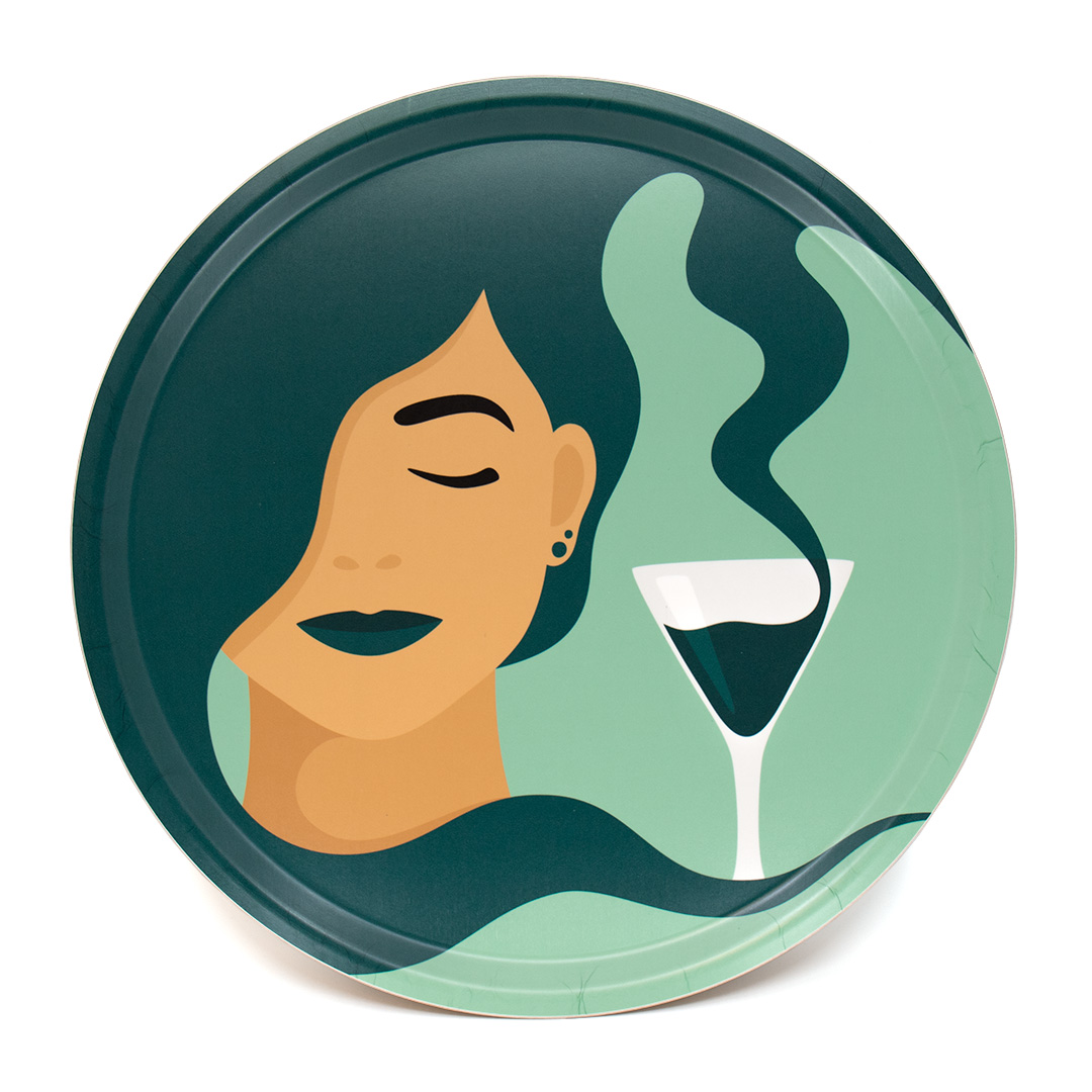 Rund bricka med motivet Tipsy – en kvinna vars hår blir till en drink som rinner ner i hennes cocktailglas. Färg: mint och petrol.