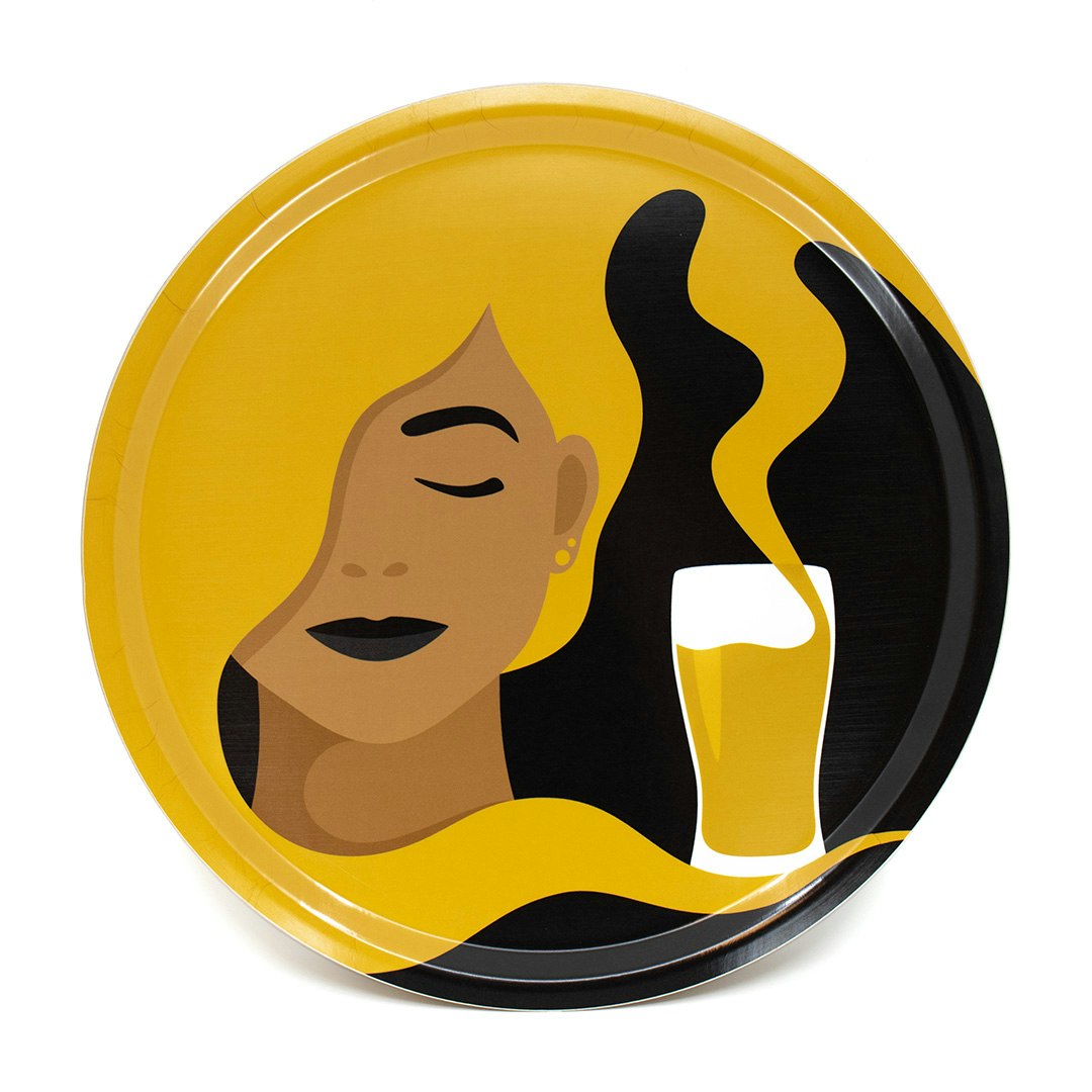 Rund bricka med motivet Tipsy – en kvinna vars hår blir till öl som rinner ner i hennes ölglas. Färg: gul och svart.