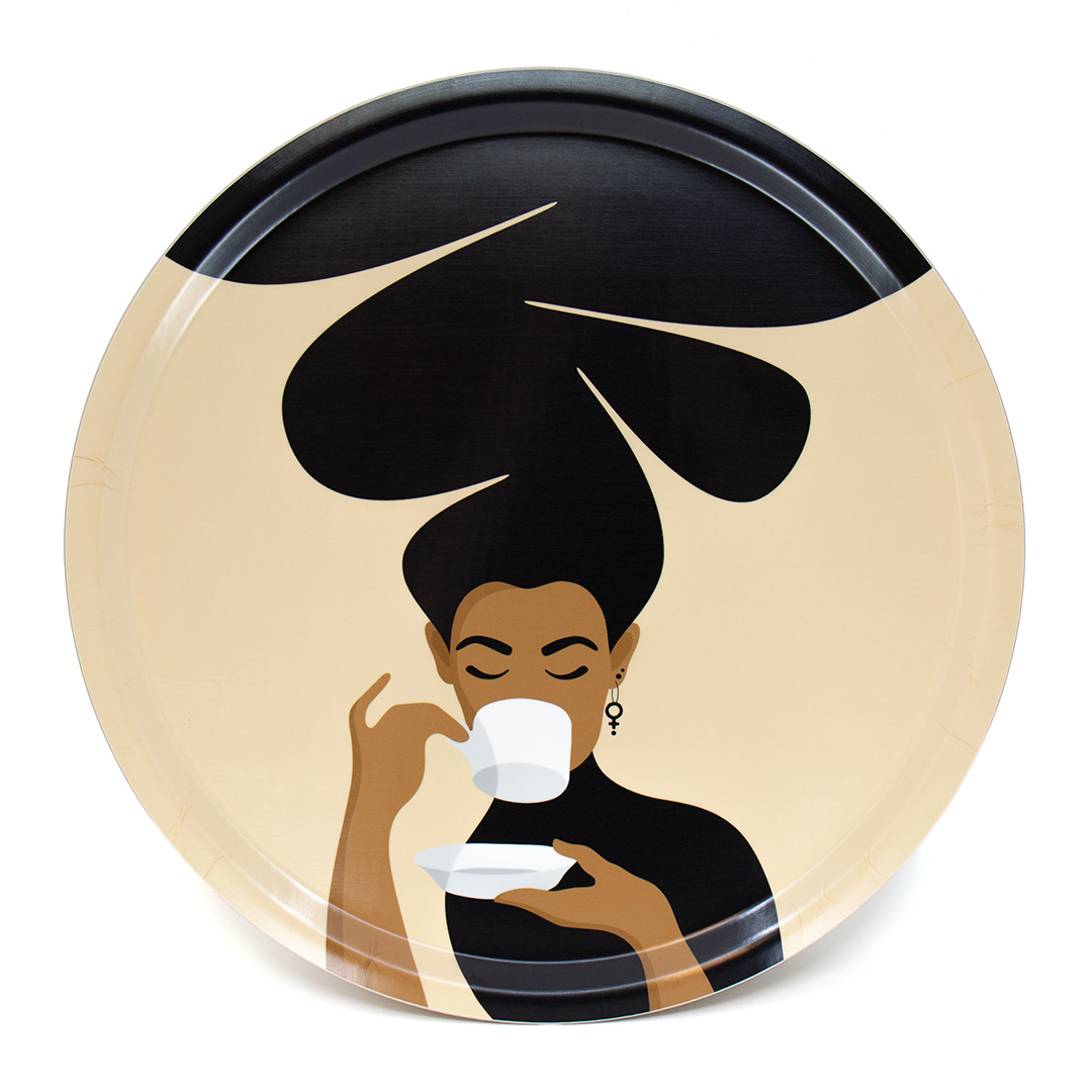 Rund bricka med motivet Kaffekvinnan – en kvinna med stort bubbligt hår som dricker kaffe ur en kaffekopp. Färg: sand och svart.