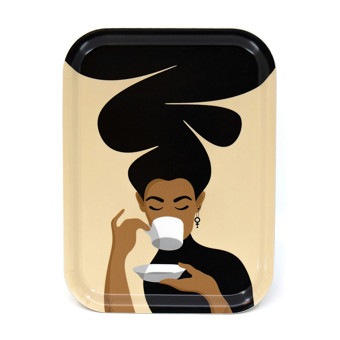 Rektangulär bricka / frukostbricka med motivet Kaffekvinnan – en kvinna med stort bubbligt hår som dricker kaffe ur en kaffekopp. Färg: sand och svart.