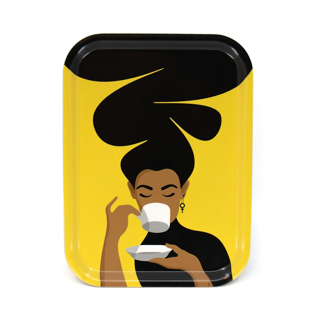 Rektangulär mindre bricka / frukostbricka med motivet Kaffekvinnan – en kvinna med stort bubbligt hår som dricker kaffe ur en kaffekopp. Färg: gul och svart.