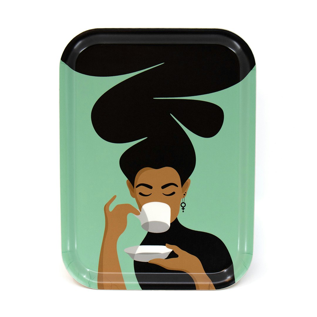 Rektangulär mindre bricka / frukostbricka med motivet Kaffekvinnan – en kvinna med stort bubbligt hår som dricker kaffe ur en kaffekopp. Färg: mint och svart.