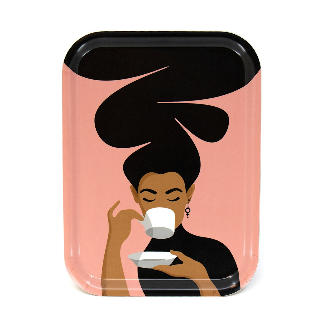 Rektangulär mindre bricka / frukostbricka med motivet Kaffekvinnan – en kvinna med stort bubbligt hår som dricker kaffe ur en kaffekopp. Färg: rosa och svart.