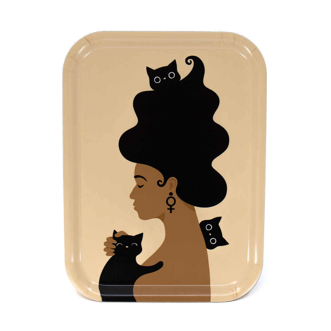 Rektangulär mindre bricka / frukostbricka med motivet Kattkvinnan – en kvinna med stort vågigt hår, tre katter och en venussymbol i örat. Färg: sand och svart.